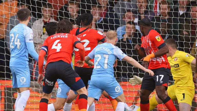 Luton 2-0 Sunderland (Agg 3-2) highlights | Football News | Sky Sports